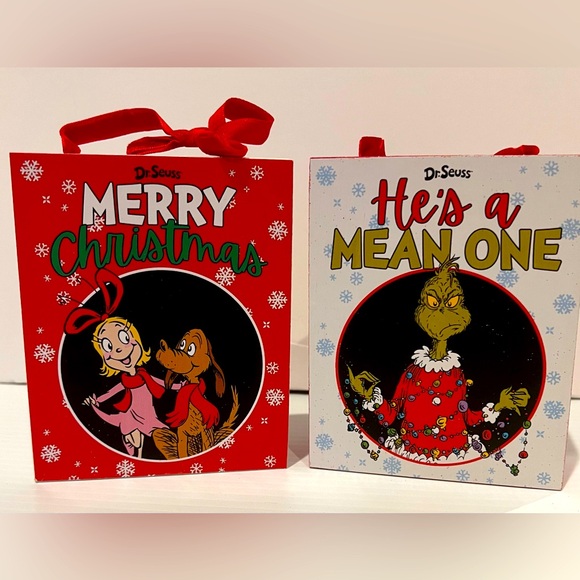 ONLY 4 SETS LEFT!Cute Grinch, Max, and Cindy Lou Who Wall Hangings- Set of 2-NWT - Picture 1 of 3